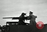 Image visiter agents latino-américaine à obtenir une expérience pratique avec le pistolet Fort Riley Kansas USA, 1942, de la seconde 12 séquences d'archives historiques vidéo 65675030496