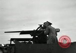 Image visiter agents latino-américaine à obtenir une expérience pratique avec le pistolet Fort Riley Kansas USA, 1942, de la seconde 13 séquences d'archives historiques vidéo 65675030496