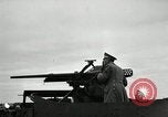 Image visiter agents latino-américaine à obtenir une expérience pratique avec le pistolet Fort Riley Kansas USA, 1942, de la seconde 15 séquences d'archives historiques vidéo 65675030496