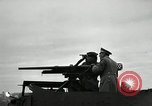 Image visiter agents latino-américaine à obtenir une expérience pratique avec le pistolet Fort Riley Kansas USA, 1942, de la seconde 16 séquences d'archives historiques vidéo 65675030496