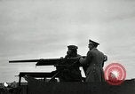 Image visiter agents latino-américaine à obtenir une expérience pratique avec le pistolet Fort Riley Kansas USA, 1942, de la seconde 18 séquences d'archives historiques vidéo 65675030496