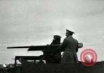 Image visiter agents latino-américaine à obtenir une expérience pratique avec le pistolet Fort Riley Kansas USA, 1942, de la seconde 19 séquences d'archives historiques vidéo 65675030496