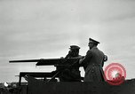 Image visiter agents latino-américaine à obtenir une expérience pratique avec le pistolet Fort Riley Kansas USA, 1942, de la seconde 20 séquences d'archives historiques vidéo 65675030496