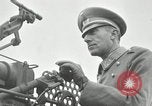 Image visiter agents latino-américaine à obtenir une expérience pratique avec le pistolet Fort Riley Kansas USA, 1942, de la seconde 21 séquences d'archives historiques vidéo 65675030496