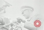 Image visiter agents latino-américaine à obtenir une expérience pratique avec le pistolet Fort Riley Kansas USA, 1942, de la seconde 22 séquences d'archives historiques vidéo 65675030496