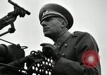 Image visiter agents latino-américaine à obtenir une expérience pratique avec le pistolet Fort Riley Kansas USA, 1942, de la seconde 23 séquences d'archives historiques vidéo 65675030496