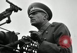Image visiter agents latino-américaine à obtenir une expérience pratique avec le pistolet Fort Riley Kansas USA, 1942, de la seconde 24 séquences d'archives historiques vidéo 65675030496