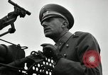 Image visiter agents latino-américaine à obtenir une expérience pratique avec le pistolet Fort Riley Kansas USA, 1942, de la seconde 25 séquences d'archives historiques vidéo 65675030496