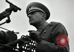 Image visiter agents latino-américaine à obtenir une expérience pratique avec le pistolet Fort Riley Kansas USA, 1942, de la seconde 26 séquences d'archives historiques vidéo 65675030496