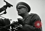 Image visiter agents latino-américaine à obtenir une expérience pratique avec le pistolet Fort Riley Kansas USA, 1942, de la seconde 27 séquences d'archives historiques vidéo 65675030496