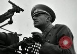 Image visiter agents latino-américaine à obtenir une expérience pratique avec le pistolet Fort Riley Kansas USA, 1942, de la seconde 28 séquences d'archives historiques vidéo 65675030496