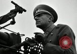Image visiter agents latino-américaine à obtenir une expérience pratique avec le pistolet Fort Riley Kansas USA, 1942, de la seconde 29 séquences d'archives historiques vidéo 65675030496