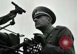 Image visiter agents latino-américaine à obtenir une expérience pratique avec le pistolet Fort Riley Kansas USA, 1942, de la seconde 30 séquences d'archives historiques vidéo 65675030496
