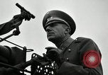 Image visiter agents latino-américaine à obtenir une expérience pratique avec le pistolet Fort Riley Kansas USA, 1942, de la seconde 31 séquences d'archives historiques vidéo 65675030496