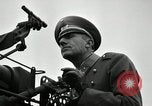 Image visiter agents latino-américaine à obtenir une expérience pratique avec le pistolet Fort Riley Kansas USA, 1942, de la seconde 32 séquences d'archives historiques vidéo 65675030496