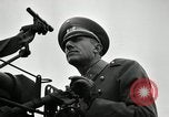 Image visiter agents latino-américaine à obtenir une expérience pratique avec le pistolet Fort Riley Kansas USA, 1942, de la seconde 33 séquences d'archives historiques vidéo 65675030496