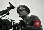 Image visiter agents latino-américaine à obtenir une expérience pratique avec le pistolet Fort Riley Kansas USA, 1942, de la seconde 34 séquences d'archives historiques vidéo 65675030496