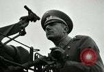 Image visiter agents latino-américaine à obtenir une expérience pratique avec le pistolet Fort Riley Kansas USA, 1942, de la seconde 35 séquences d'archives historiques vidéo 65675030496