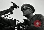 Image visiter agents latino-américaine à obtenir une expérience pratique avec le pistolet Fort Riley Kansas USA, 1942, de la seconde 37 séquences d'archives historiques vidéo 65675030496