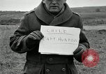 Image visiter agents latino-américaine à obtenir une expérience pratique avec le pistolet Fort Riley Kansas USA, 1942, de la seconde 38 séquences d'archives historiques vidéo 65675030496
