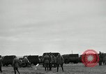 Image visiter agents latino-américaine à obtenir une expérience pratique avec le pistolet Fort Riley Kansas USA, 1942, de la seconde 40 séquences d'archives historiques vidéo 65675030496