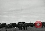 Image visiter agents latino-américaine à obtenir une expérience pratique avec le pistolet Fort Riley Kansas USA, 1942, de la seconde 41 séquences d'archives historiques vidéo 65675030496