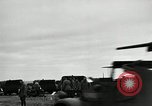 Image visiter agents latino-américaine à obtenir une expérience pratique avec le pistolet Fort Riley Kansas USA, 1942, de la seconde 42 séquences d'archives historiques vidéo 65675030496
