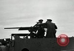 Image visiter agents latino-américaine à obtenir une expérience pratique avec le pistolet Fort Riley Kansas USA, 1942, de la seconde 47 séquences d'archives historiques vidéo 65675030496