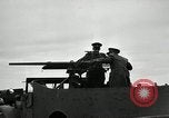 Image visiter agents latino-américaine à obtenir une expérience pratique avec le pistolet Fort Riley Kansas USA, 1942, de la seconde 48 séquences d'archives historiques vidéo 65675030496