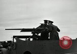 Image visiter agents latino-américaine à obtenir une expérience pratique avec le pistolet Fort Riley Kansas USA, 1942, de la seconde 49 séquences d'archives historiques vidéo 65675030496