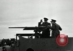 Image visiter agents latino-américaine à obtenir une expérience pratique avec le pistolet Fort Riley Kansas USA, 1942, de la seconde 54 séquences d'archives historiques vidéo 65675030496