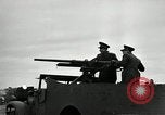 Image visiter agents latino-américaine à obtenir une expérience pratique avec le pistolet Fort Riley Kansas USA, 1942, de la seconde 55 séquences d'archives historiques vidéo 65675030496