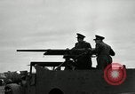 Image visiter agents latino-américaine à obtenir une expérience pratique avec le pistolet Fort Riley Kansas USA, 1942, de la seconde 56 séquences d'archives historiques vidéo 65675030496