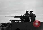 Image visiter agents latino-américaine à obtenir une expérience pratique avec le pistolet Fort Riley Kansas USA, 1942, de la seconde 59 séquences d'archives historiques vidéo 65675030496