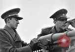Image visiter agents latino-américaine à obtenir une expérience pratique avec le pistolet Fort Riley Kansas USA, 1942, de la seconde 60 séquences d'archives historiques vidéo 65675030496