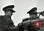 Image visiter agents latino-américaine à obtenir une expérience pratique avec le pistolet Fort Riley Kansas USA, 1942, de la seconde 61 séquences d'archives historiques vidéo 65675030496