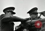 Image visiter agents latino-américaine à obtenir une expérience pratique avec le pistolet Fort Riley Kansas USA, 1942, de la seconde 62 séquences d'archives historiques vidéo 65675030496