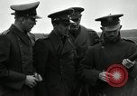 Immagine di La visita latino-americano di ufficiali militari di cottura fucili Garand Fort Riley Kansas USA, 1942, secondo 3 filmato di repertorio 65675030497