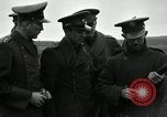 Immagine di La visita latino-americano di ufficiali militari di cottura fucili Garand Fort Riley Kansas USA, 1942, secondo 4 filmato di repertorio 65675030497