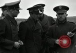 Immagine di La visita latino-americano di ufficiali militari di cottura fucili Garand Fort Riley Kansas USA, 1942, secondo 5 filmato di repertorio 65675030497