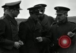 Immagine di La visita latino-americano di ufficiali militari di cottura fucili Garand Fort Riley Kansas USA, 1942, secondo 6 filmato di repertorio 65675030497