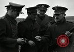 Immagine di La visita latino-americano di ufficiali militari di cottura fucili Garand Fort Riley Kansas USA, 1942, secondo 7 filmato di repertorio 65675030497