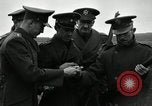 Immagine di La visita latino-americano di ufficiali militari di cottura fucili Garand Fort Riley Kansas USA, 1942, secondo 8 filmato di repertorio 65675030497