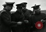 Immagine di La visita latino-americano di ufficiali militari di cottura fucili Garand Fort Riley Kansas USA, 1942, secondo 9 filmato di repertorio 65675030497