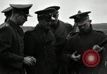 Immagine di La visita latino-americano di ufficiali militari di cottura fucili Garand Fort Riley Kansas USA, 1942, secondo 10 filmato di repertorio 65675030497