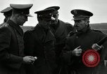 Immagine di La visita latino-americano di ufficiali militari di cottura fucili Garand Fort Riley Kansas USA, 1942, secondo 11 filmato di repertorio 65675030497