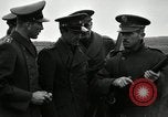 Immagine di La visita latino-americano di ufficiali militari di cottura fucili Garand Fort Riley Kansas USA, 1942, secondo 12 filmato di repertorio 65675030497