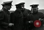 Immagine di La visita latino-americano di ufficiali militari di cottura fucili Garand Fort Riley Kansas USA, 1942, secondo 13 filmato di repertorio 65675030497