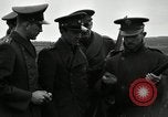 Immagine di La visita latino-americano di ufficiali militari di cottura fucili Garand Fort Riley Kansas USA, 1942, secondo 14 filmato di repertorio 65675030497