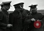Immagine di La visita latino-americano di ufficiali militari di cottura fucili Garand Fort Riley Kansas USA, 1942, secondo 15 filmato di repertorio 65675030497